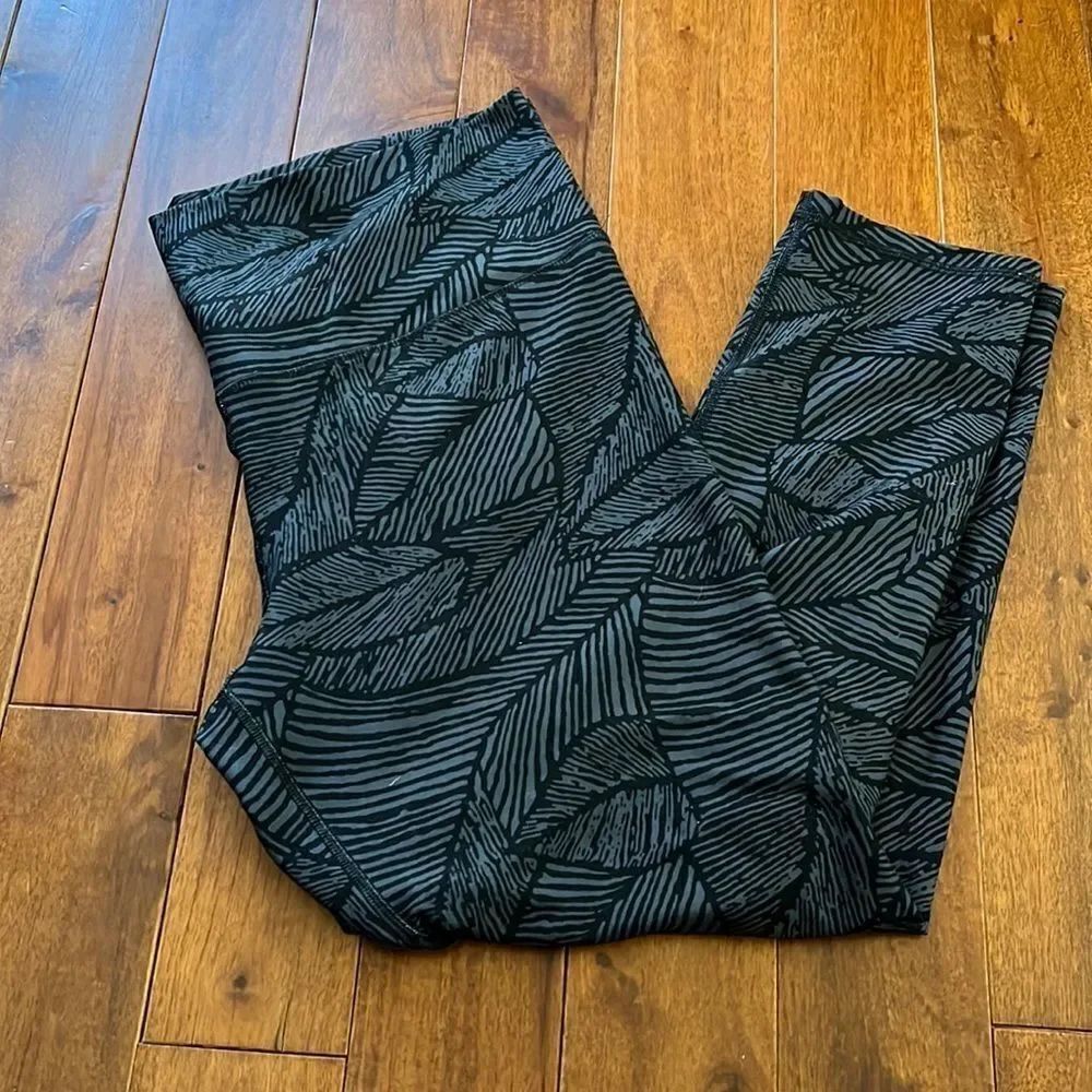 Glyder black and gray leaf print leggings